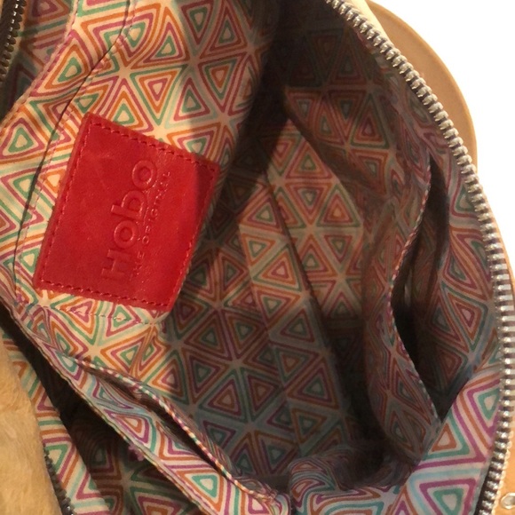 Crossbody Hobo bag in neutral leather. This bag has been well loved. - Picture 4 of 8